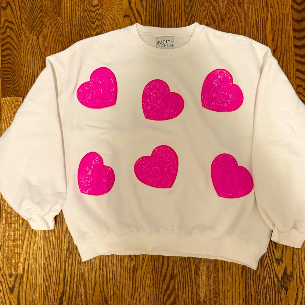 JUDITH MARCH 
SO IN LOVE HEART PULLOVER
Oversized fit
SMALL
